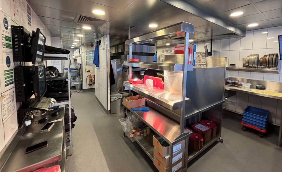 138-140 King St, London for lease - Interior Photo - Image 2 of 3