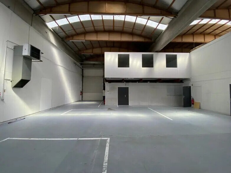 Flex in Dardilly for lease - Interior Photo - Image 2 of 8
