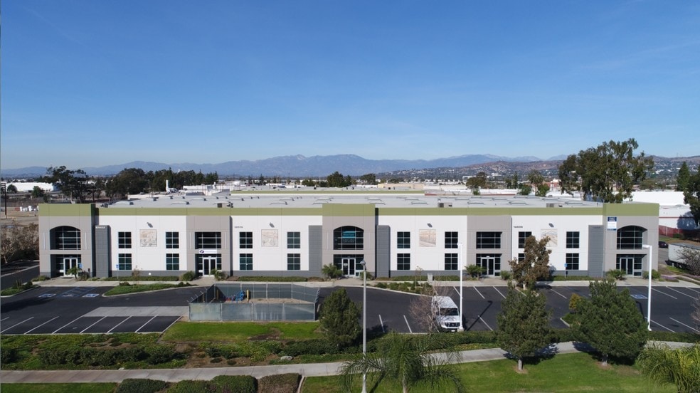 12803-12851 Telegraph Rd, Santa Fe Springs, CA à louer - Photo du bâtiment - Image 2 de 3