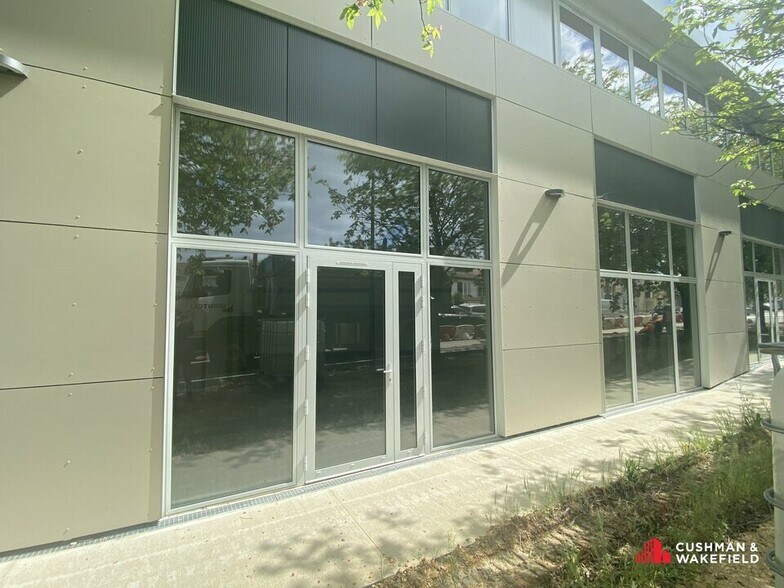Retail in Carbon-Blanc for sale - Building Photo - Image 3 of 4