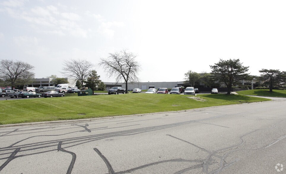 818-890 Oak Creek Dr, Lombard, IL à louer - Photo du bâtiment - Image 3 de 9
