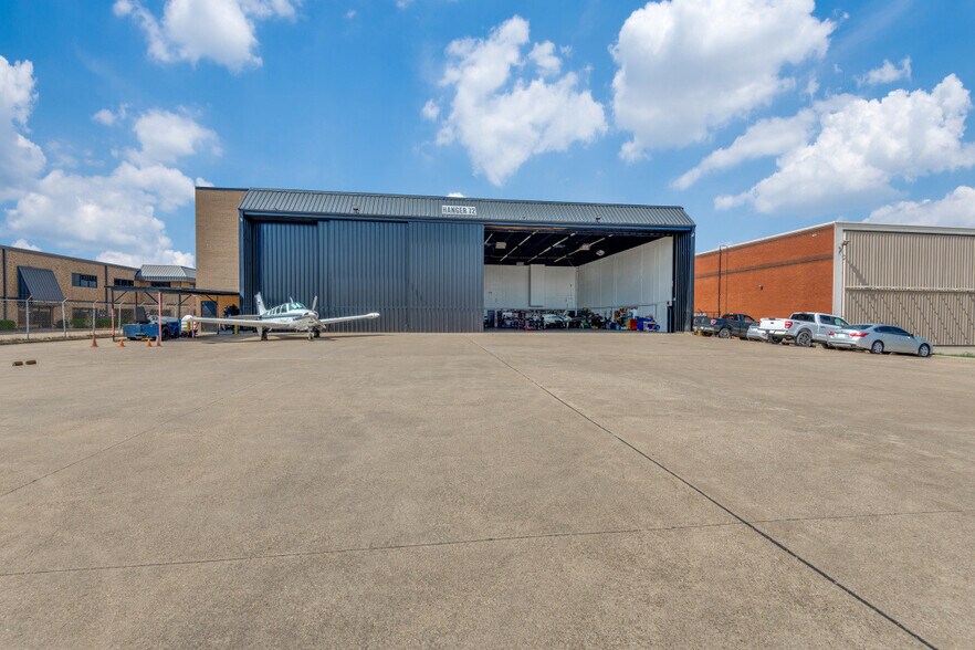 15800 Dooley Rd, Addison, TX à vendre - Photo du bâtiment - Image 2 de 32