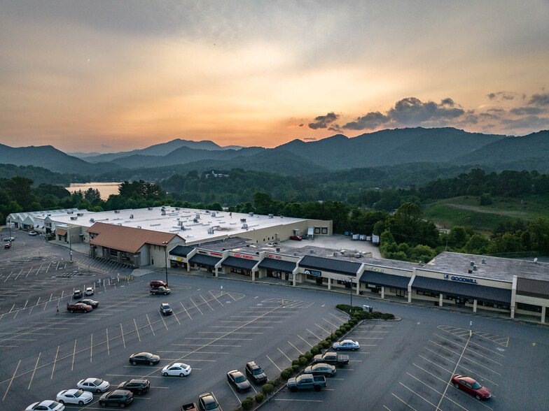 157-229 Paragon Pky, Waynesville, NC for lease - Building Photo - Image 1 of 6