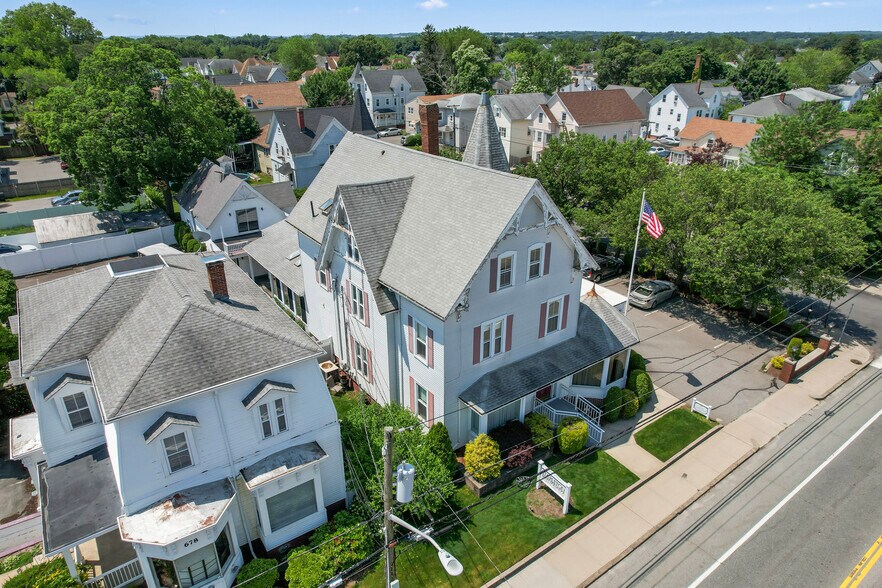 684 Park Ave, Cranston, RI à louer - Photo du bâtiment - Image 2 de 18