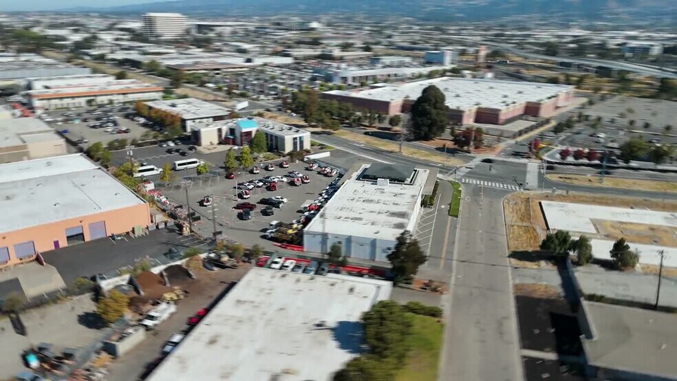 8399 Edgewater Dr, Oakland, CA à vendre - Vidéo sur l’inscription commerciale - Image 2 de 29