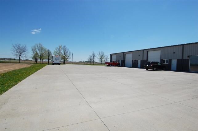 3305 Highway 1 SW, Iowa City, IA à louer - Photo du bâtiment - Image 2 de 2