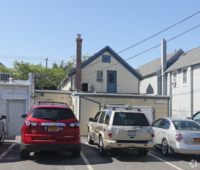 371-373 Main St, Center Moriches, NY for lease - Building Photo - Image 2 of 4