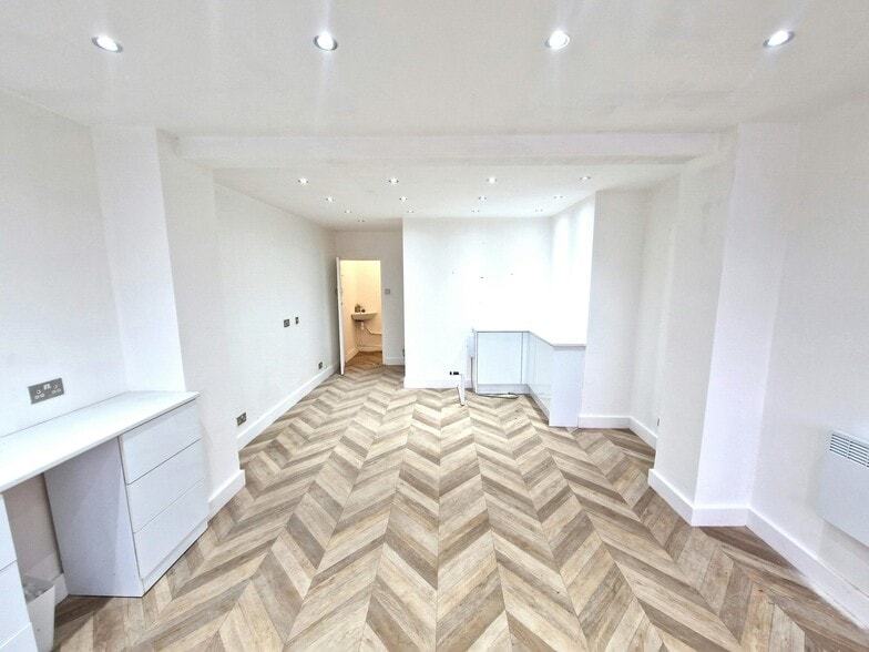 323 London Rd, Stockport for sale - Interior Photo - Image 2 of 12