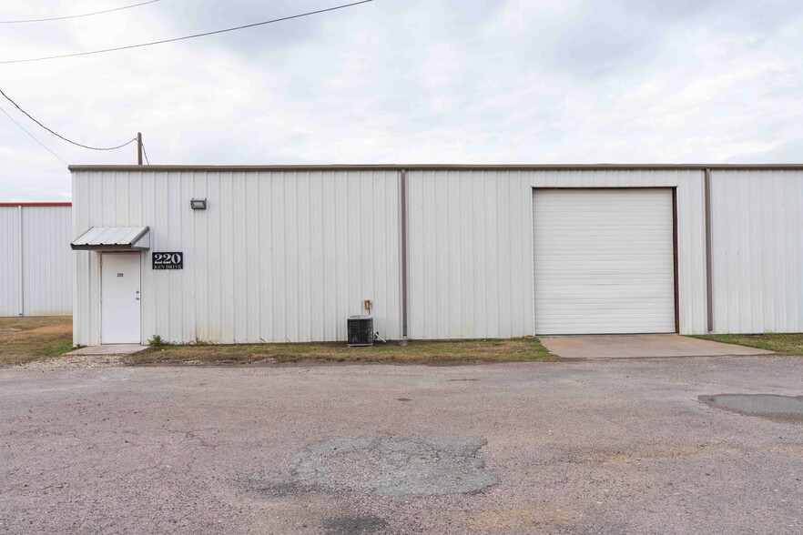 220 Ken Dr, Sherman, TX for lease - Building Photo - Image 2 of 9