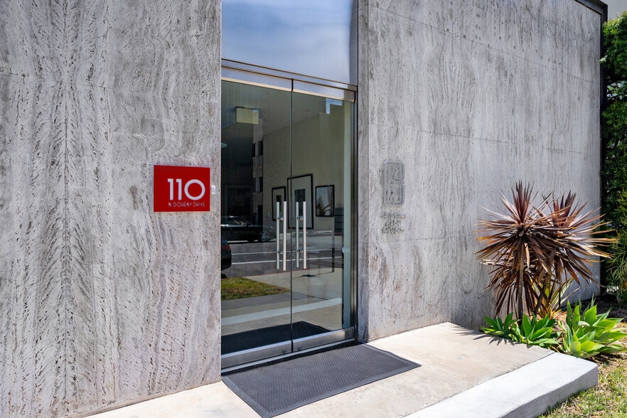 110 N Doheny Dr, Beverly Hills, CA à vendre - Photo du bâtiment - Image 3 de 15