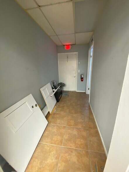 12820 Kenwood Ln, Fort Myers, FL à louer - Photo du bâtiment - Image 3 de 22