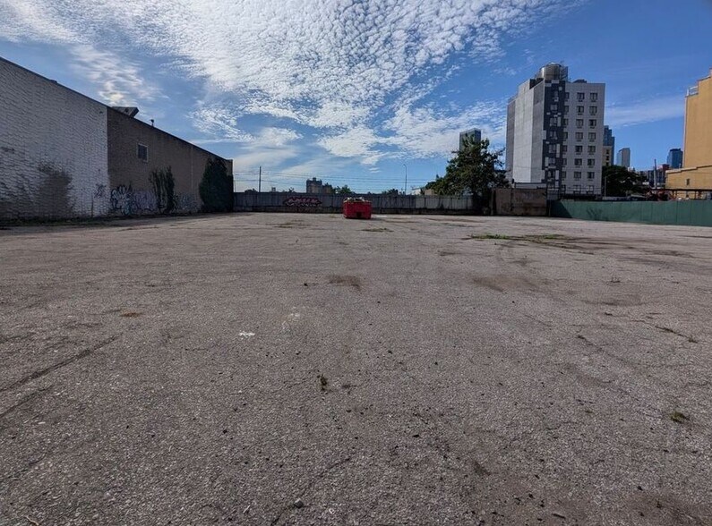38-42 12th St, Long Island City, NY à louer - Photo du bâtiment - Image 1 de 6