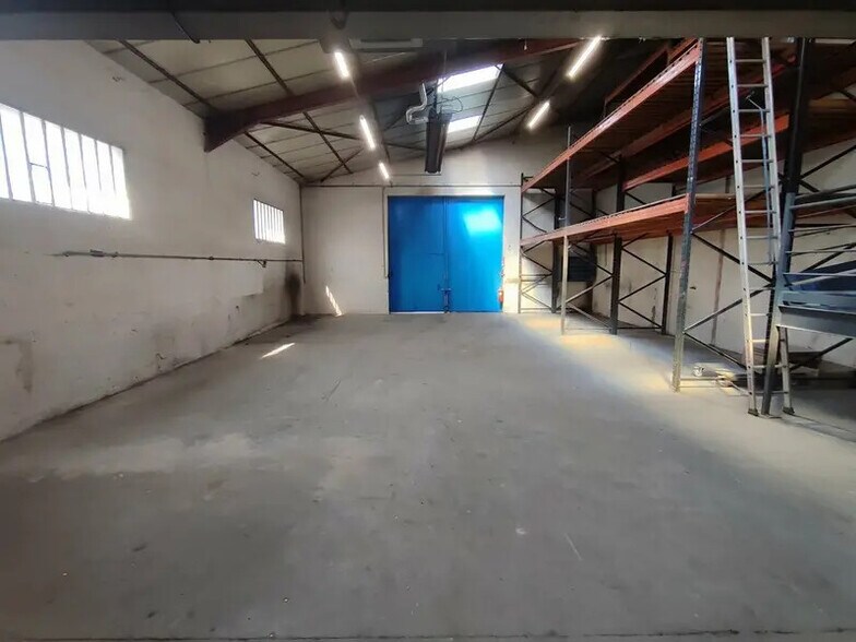 Flex in Bourgoin-Jallieu for lease - Interior Photo - Image 2 of 8