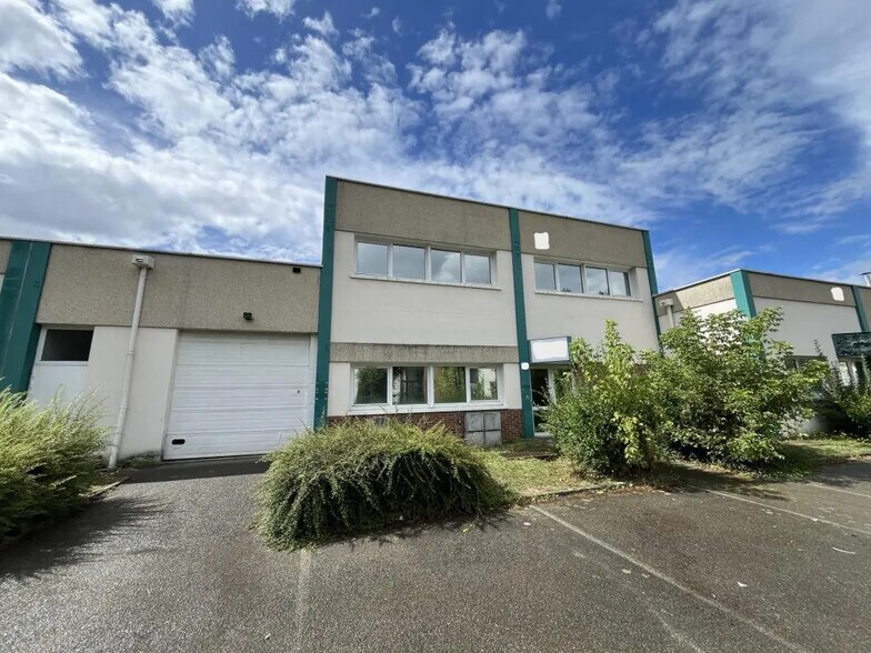 Industrial in Trappes for lease - Building Photo - Image 1 of 9