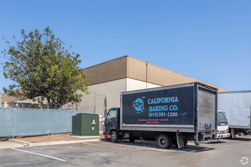 681 Anita St, Chula Vista, CA à vendre - Photo du bâtiment - Image 2 de 11