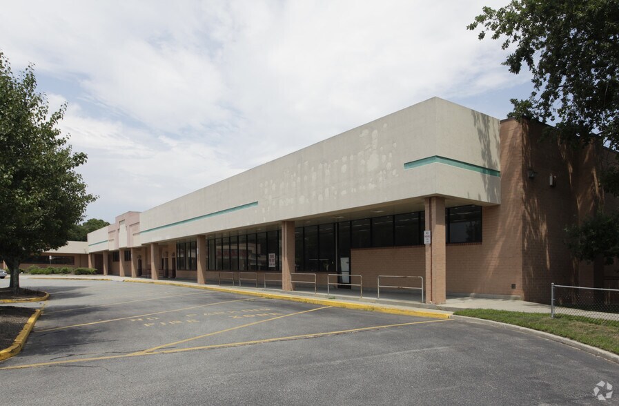 655 E Main St, East Patchogue, NY à louer - Photo du bâtiment - Image 3 de 11