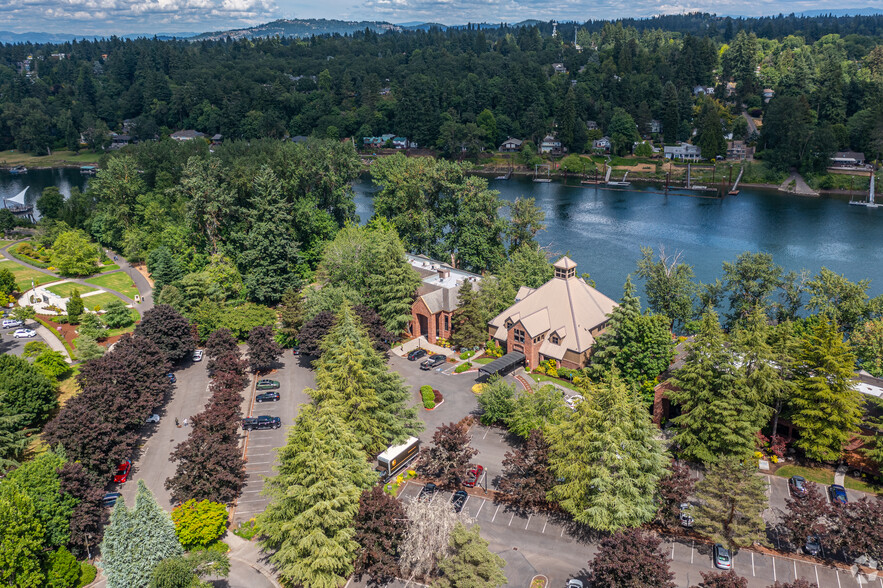 300 Oswego Pointe Dr, Lake Oswego, OR à louer - Photo principale - Image 1 de 18