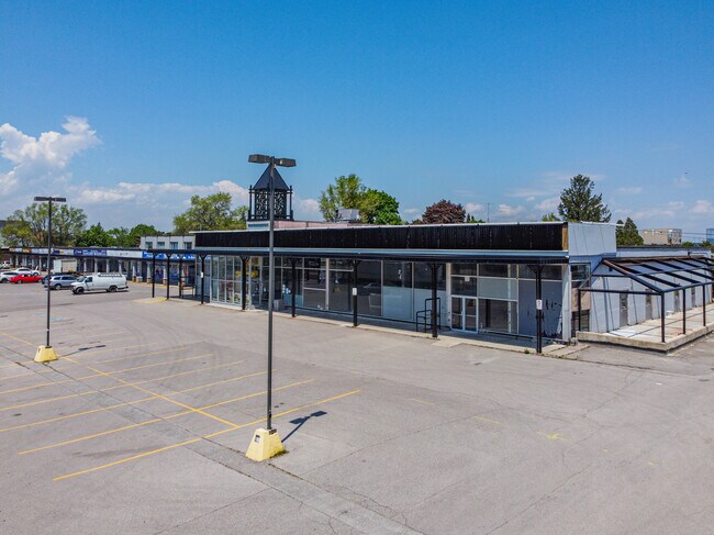 Plus de détails pour 964-996 Albion Rd, Toronto, ON - Commerce de détail à vendre