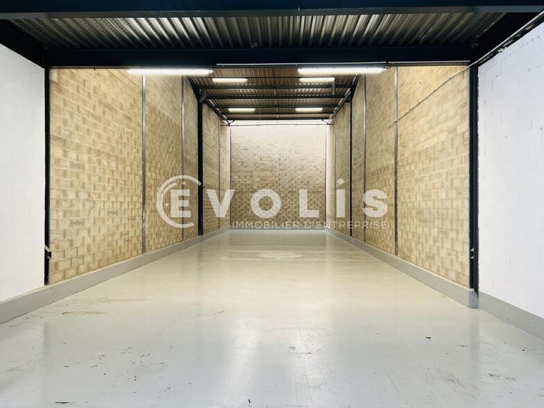 Flex in Noisy-le-Grand for lease - Interior Photo - Image 3 of 7