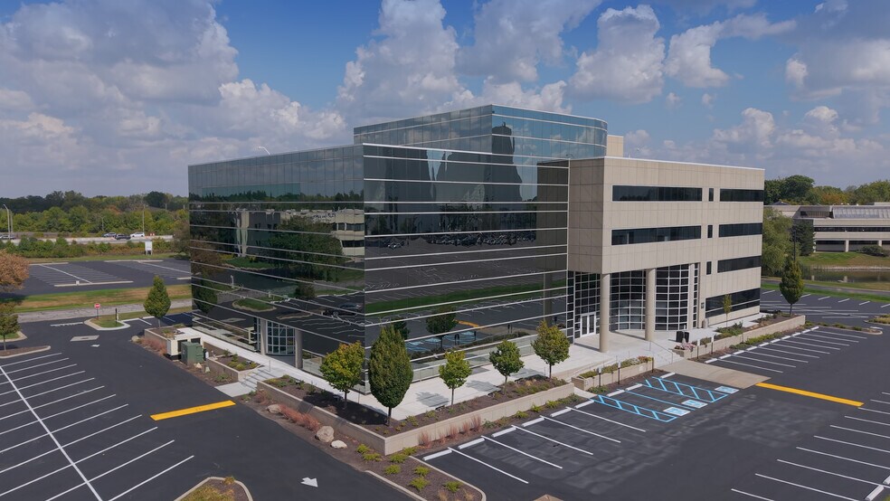 3600 Woodview Trace, Indianapolis, IN à louer - Photo du bâtiment - Image 2 de 12