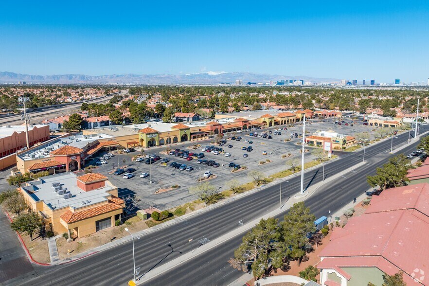 2241-2277 N Green Valley Pky, Henderson, NV à louer - Photo du bâtiment - Image 3 de 15