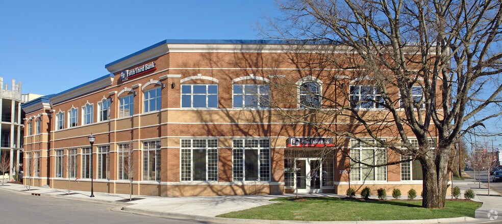 2216 Abbott Martin Rd, Nashville, TN à louer - Photo du bâtiment - Image 2 de 10