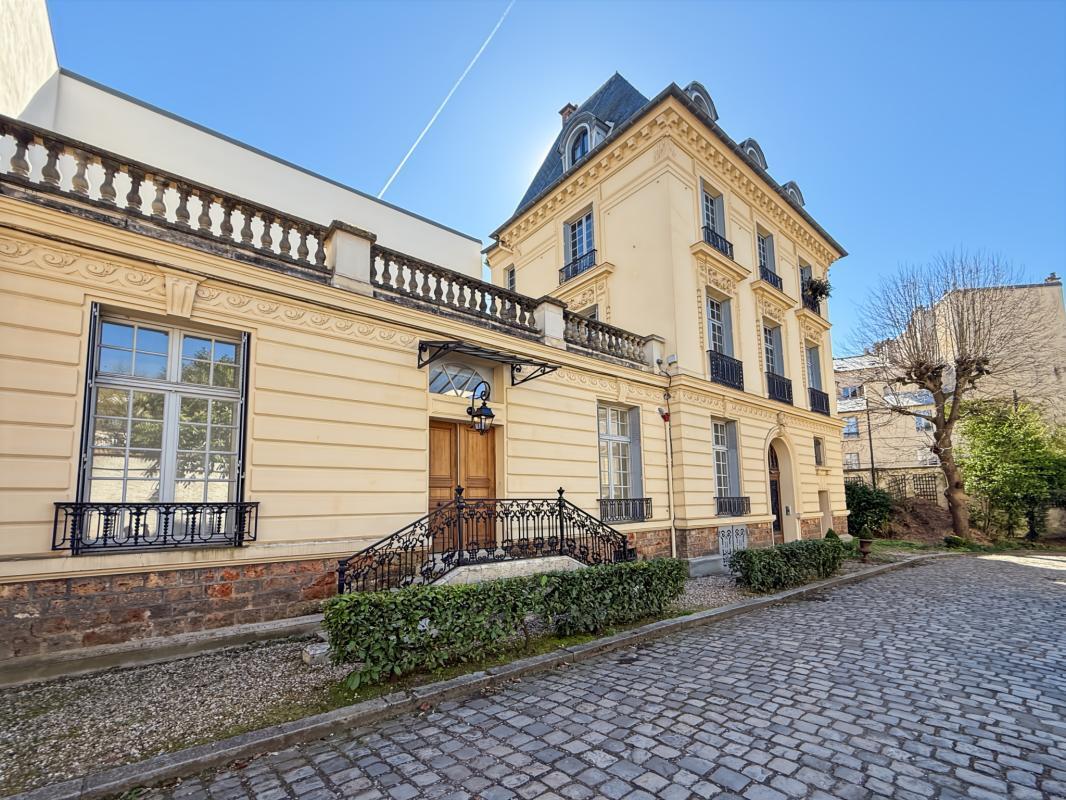 Flex in Versailles for sale Building Photo- Image 1 of 8