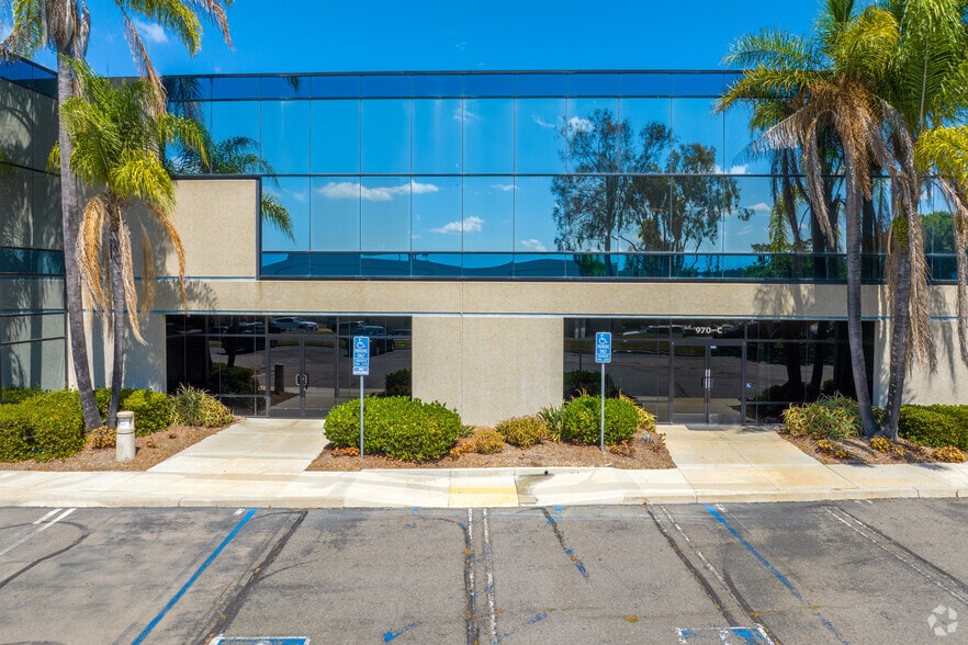 970 Park Center Dr, Vista, CA for lease - Building Photo - Image 2 of 3