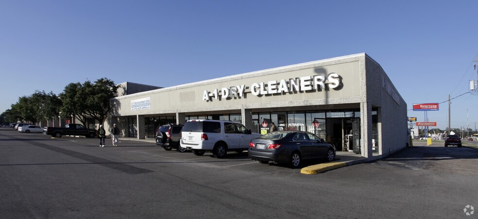 6-18 Uvalde Rd, Houston, TX à louer - Photo du bâtiment - Image 2 de 6