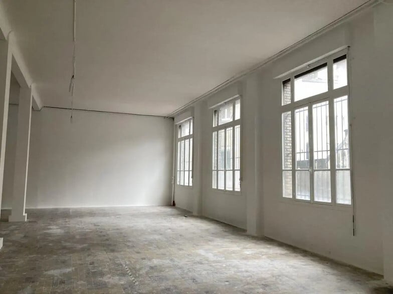 Flex in Clichy for lease - Interior Photo - Image 3 of 6
