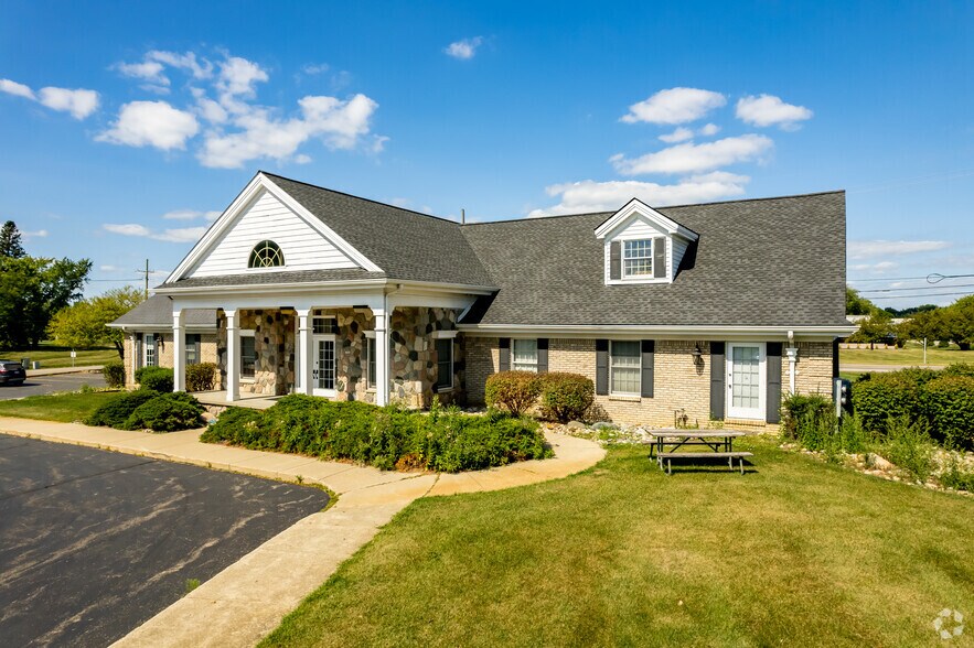 53425-53445 Grand River Ave, New Hudson, MI à vendre - Photo du bâtiment - Image 2 de 17