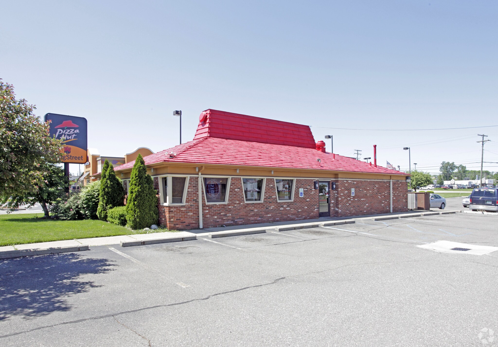 38300 W 10 Mile Rd, Farmington, MI à vendre Photo du bâtiment- Image 1 de 4