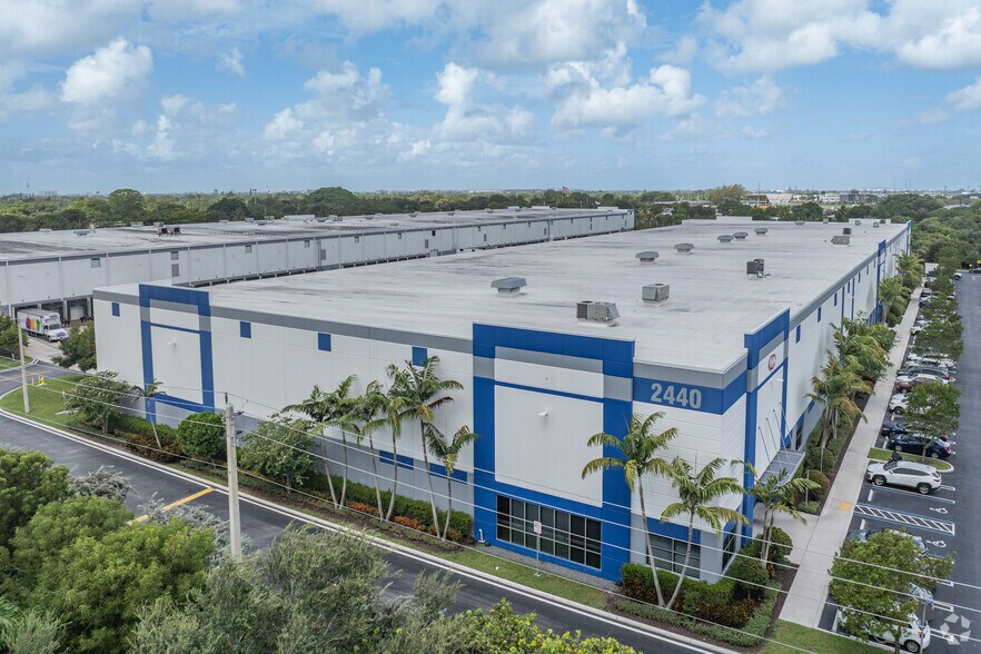 2290-2398 NW 119th St, Miami, FL à louer - Photo principale - Image 2 de 2