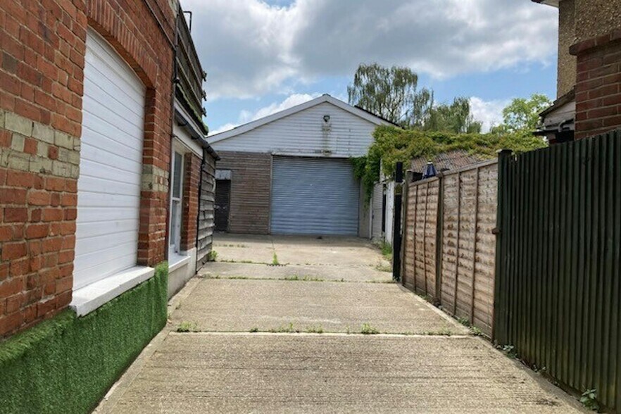 4 Guildford Rd, Bagshot à louer - Photo du bâtiment - Image 2 de 4