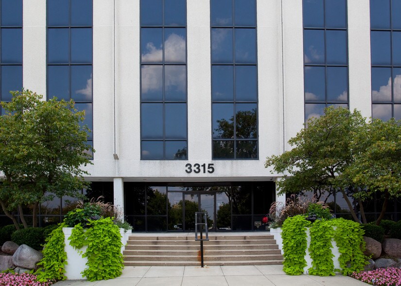 3315 Algonquin Rd, Rolling Meadows, IL à vendre - Photo du bâtiment - Image 3 de 7