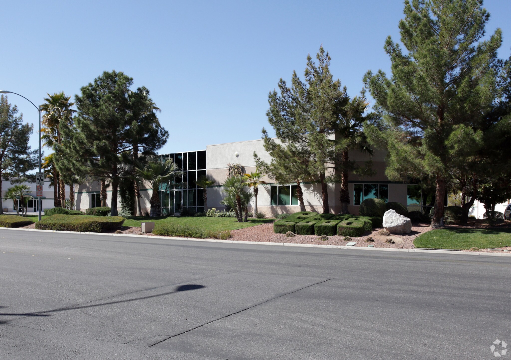 6285 McLeod Dr, Las Vegas, NV à louer Photo principale- Image 1 de 5