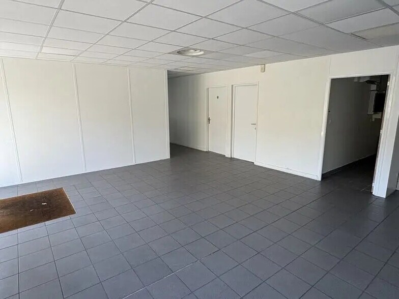 Bureau dans Saint-Priest à louer - Photo du bâtiment - Image 2 de 11