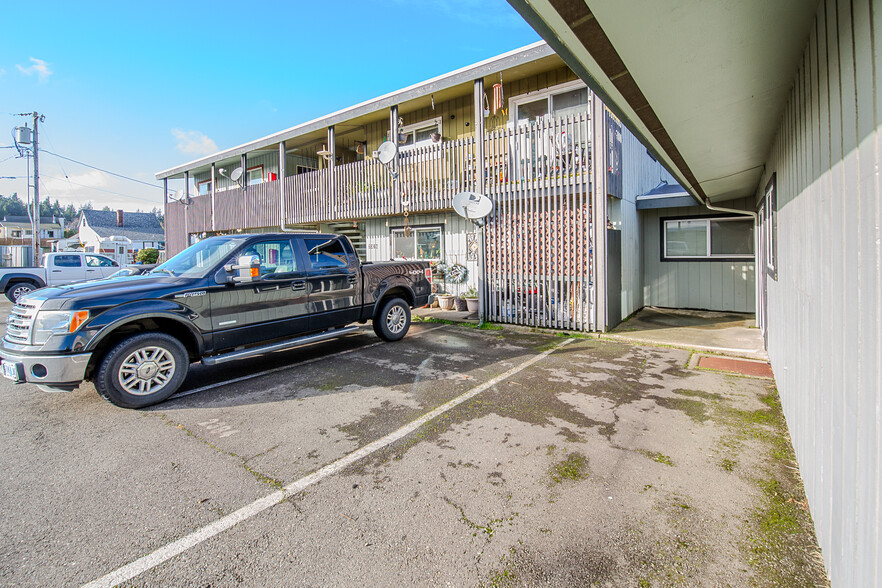 2394 Marion St, North Bend, OR à vendre - Photo du bâtiment - Image 3 de 10