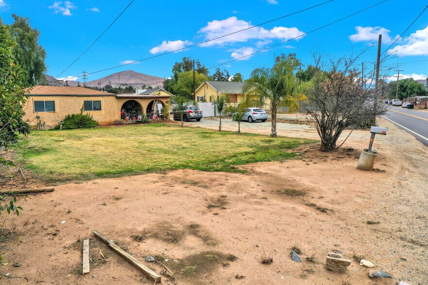 7081 Valley Way, Jurupa Valley, CA à vendre - Photo du bâtiment - Image 3 de 15