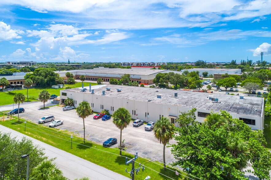 1498 NW 3rd St, Deerfield Beach, FL à louer - Photo du bâtiment - Image 3 de 9