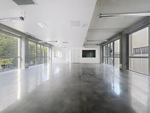 Office/Retail in Paris for lease Interior Photo- Image 2 of 8