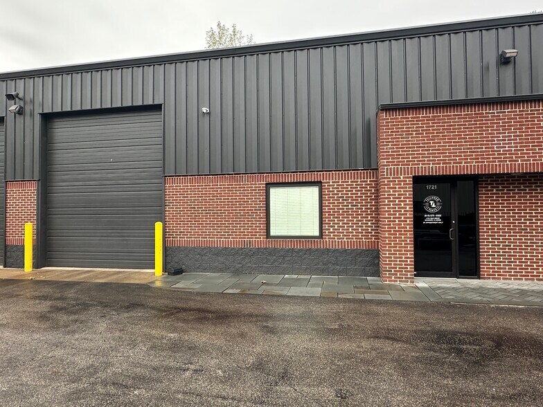 1717-1721 Oak Dr, Mchenry, IL à vendre - Photo du bâtiment - Image 3 de 18