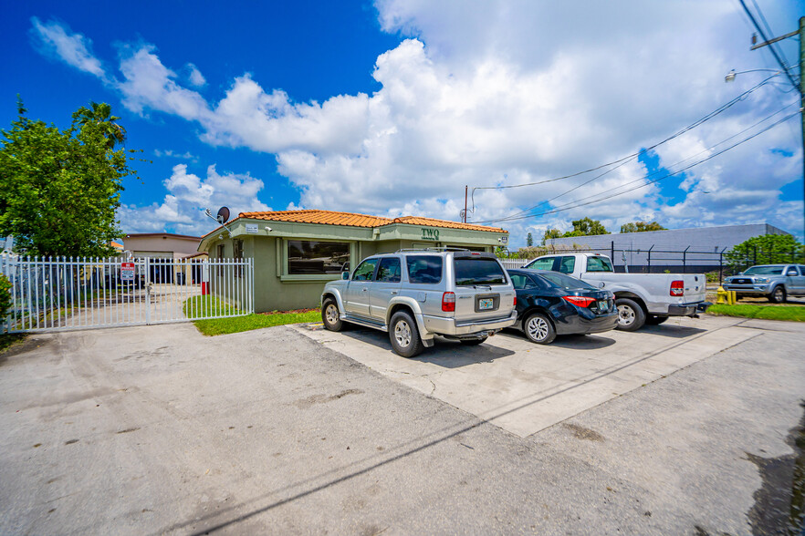 4609 SW 44th Ave, Dania Beach, FL à louer - Photo du bâtiment - Image 3 de 28