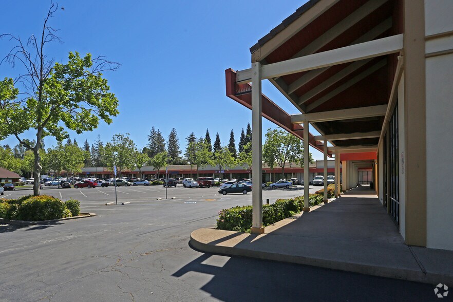 5800 Madison Ave, Sacramento, CA à louer - Photo du bâtiment - Image 2 de 3