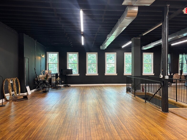 275 W 4th St, Winston-Salem, NC à louer - Photo du bâtiment - Image 2 de 11