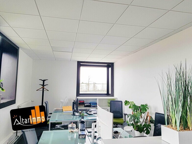 Office in Chartres for lease - Interior Photo - Image 2 of 10