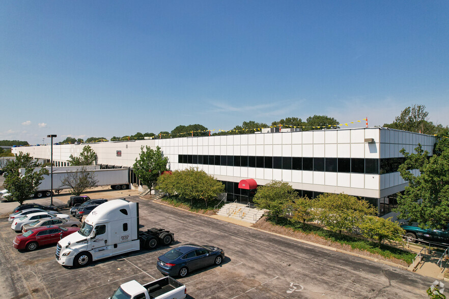 160-275 Corporate Woods Ct, Bridgeton, MO for lease - Building Photo - Image 1 of 4