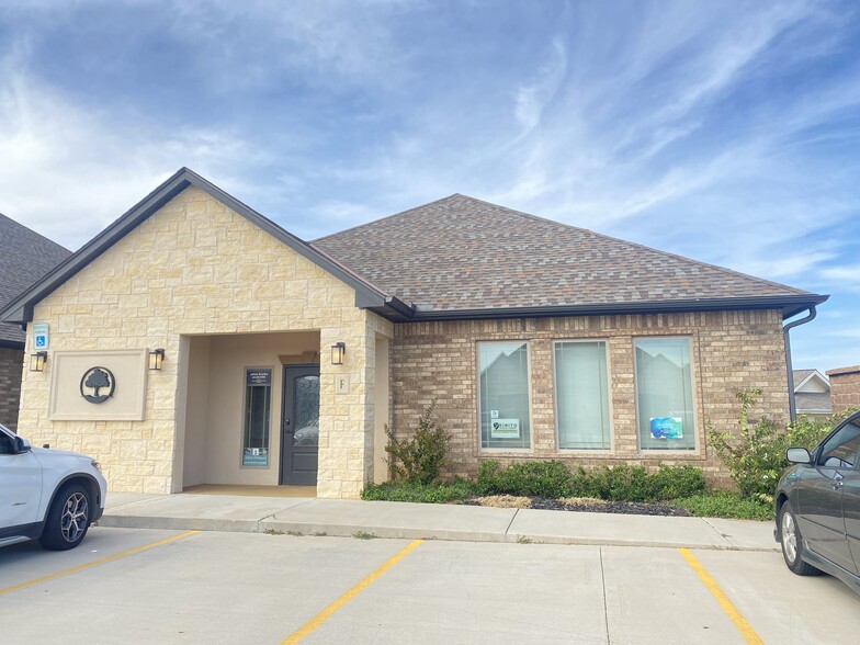 11900 N MacArthur, Oklahoma City, OK for lease - Building Photo - Image 1 of 16