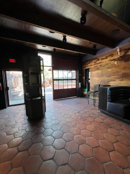 4935 N Mesa St, El Paso, TX à louer - Photo du bâtiment - Image 3 de 21