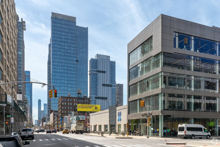 627 11th Ave, New York, NY à louer - Photo du bâtiment - Image 3 de 6